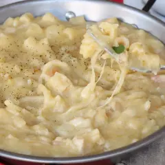 Un primo piatto cremoso e filante: pasta e patate alla napoletana, con un pizzico di pepe nero.