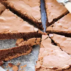 Fetta di torta tenerina al cioccolato, con crosta croccante e interno morbido, pronta per essere gustata.