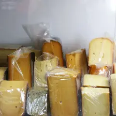 Vari tipi di formaggio confezionati singolarmente, pronti per capire come conservare il formaggio in frigo.