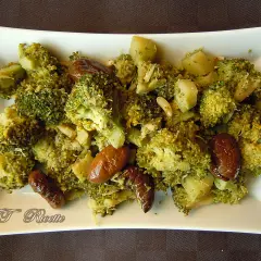 Broccoli in padella con patate e olive, un contorno saporito e colorato.