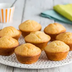 Morbidi muffin allo yogurt dorati, pronti per essere gustati.