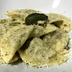Casoncelli alla bergamasca conditi con burro, salvia e abbondante parmigiano. Un piatto che sa di casa.