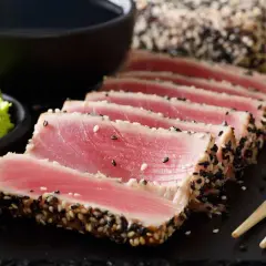Tonno scottato in crosta di sesamo, perfetto per scoprire come cucinare il tonno fresco. Servito con lime, wasabi e salsa di soia.