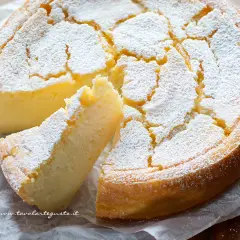 Migliaccio napoletano ricetta della nonna: soffice torta di semolino cosparsa di zucchero a velo, un dolce che sa di casa.