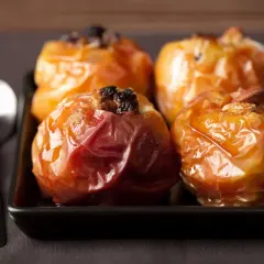 Mele cotte in friggitrice ad aria, caramellate e ripiene di uvetta e mandorle. Un dolce semplice e goloso.