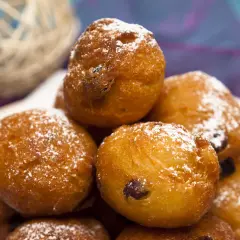 Frittelle di una volta, dorate e soffici, cosparse di zucchero a velo. Un dolce che sa di casa e di ricordi felici.