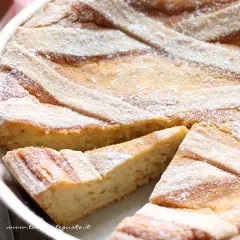 Pastiera napoletana con la sua croccante pasta frolla, cosparsa di zucchero a velo.