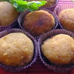Deliziose polpette di tonno dorate, pronte per essere gustate.