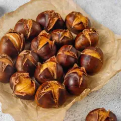 Castagne perfette cotte in friggitrice ad aria, con la buccia leggermente aperta che rivela il frutto dorato.