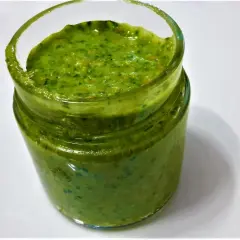 Un vasetto di pesto fatto in casa con il Bimby, pronto per condire la pasta.