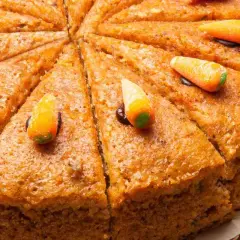 Fetta di torta carote e noci, decorata con caramelle a forma di carota.
