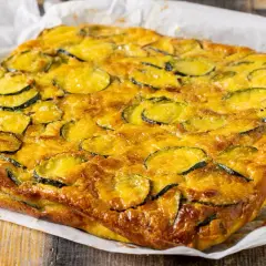 Una gustosa frittata di zucchine, dorata e soffice, pronta per essere gustata.