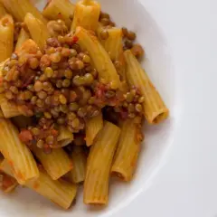 Rigatoni conditi con un saporito ragù di lenticchie, un piatto nutriente e gustoso.