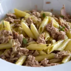 Penne al tonno, un piatto semplice e gustoso, con abbondante tonno sminuzzato e qualche fogliolina di basilico.