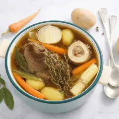 Un ricco brodo di carne con ossobuco, patate, carote, cipolla e erbe aromatiche. Un piatto confortante e saporito.