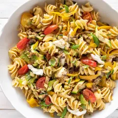 Fusilli con verdure fresche, pomodorini, mozzarella e basilico. Un piatto perfetto per la pasta estiva, leggero e colorato.