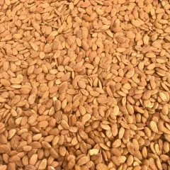 Un mare di mandorle tostate, pronte per uno snack croccante e saporito.