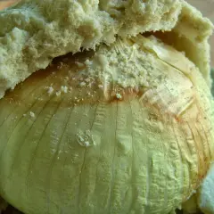 Cipolla Giarratana intera, cotta in padella, avvolta in pane soffice.