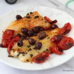 Filetti di merluzzo in friggitrice ad aria con pomodorini e olive nere. Un piatto leggero e saporito, pronto in pochi minuti.