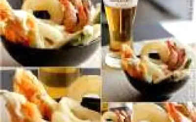 Gamberi e verdure croccanti, immersi in una leggera pastella per fritti, accompagnati da una birra bionda.