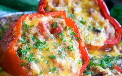 Peperoni ripieni senza carne, dorati e filanti, guarniti con prezzemolo fresco. Un piatto gustoso e leggero.