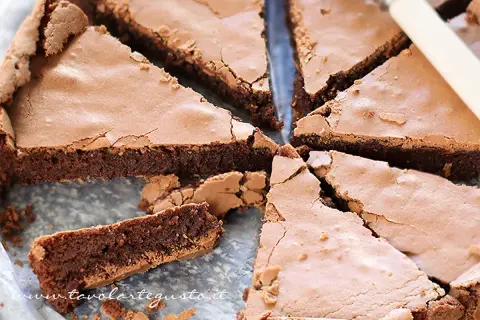 Fetta di torta tenerina al cioccolato, con crosta croccante e interno morbido, pronta per essere gustata.