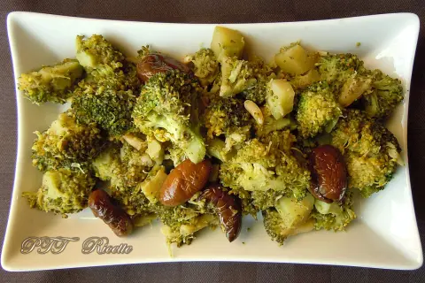 Broccoli in padella con patate e olive, un contorno saporito e colorato.
