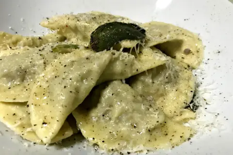 Casoncelli alla bergamasca conditi con burro, salvia e abbondante parmigiano. Un piatto che sa di casa.
