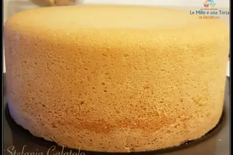 Un soffice pan di spagna dorato, pronto per essere farcito e decorato.