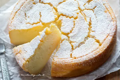 Migliaccio napoletano ricetta della nonna: soffice torta di semolino cosparsa di zucchero a velo, un dolce che sa di casa.
