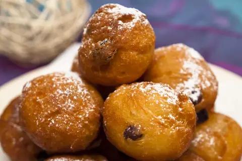 Frittelle di una volta, dorate e soffici, cosparse di zucchero a velo. Un dolce che sa di casa e di ricordi felici.