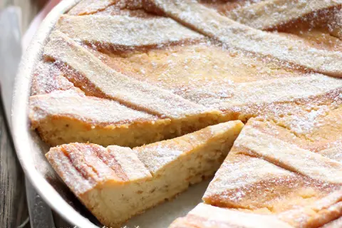 Pastiera napoletana con la sua croccante pasta frolla, cosparsa di zucchero a velo.