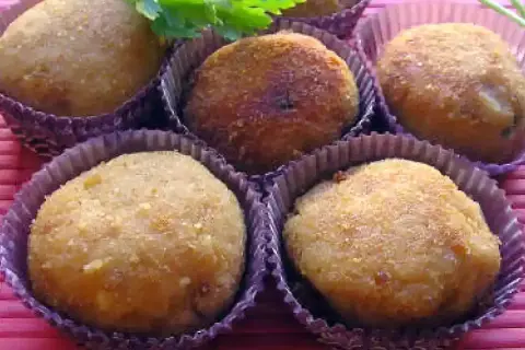 Deliziose polpette di tonno dorate, pronte per essere gustate.