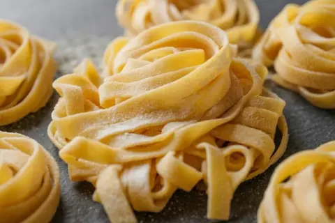 Nidi di pasta fresca, pronti per una deliziosa pasta fresca ricetta.