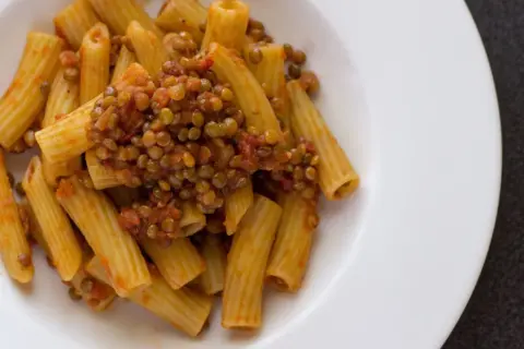 Rigatoni conditi con un saporito ragù di lenticchie, un piatto nutriente e gustoso.