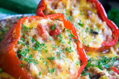 Peperoni ripieni senza carne, dorati e filanti, guarniti con prezzemolo fresco. Un piatto gustoso e leggero.