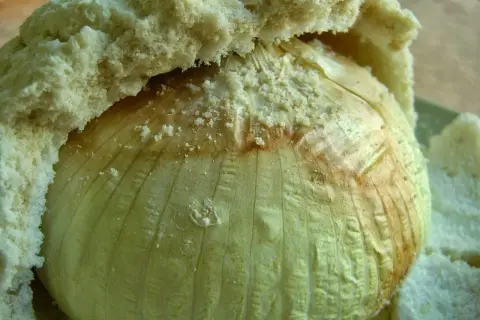 Cipolla Giarratana intera, cotta in padella, avvolta in pane soffice.