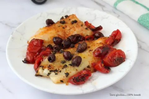 Filetti di merluzzo in friggitrice ad aria con pomodorini e olive nere. Un piatto leggero e saporito, pronto in pochi minuti.