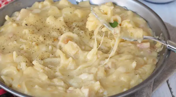 Un primo piatto cremoso e filante: pasta e patate alla napoletana, con un pizzico di pepe nero.