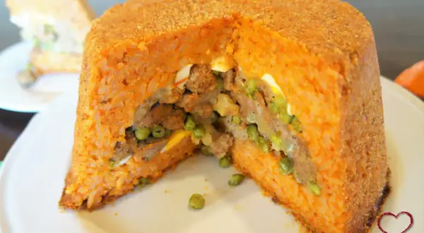 Un gustoso sartu di riso, con ripieno di carne, piselli e uova, cotto fino a doratura.