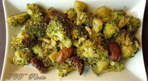Broccoli in padella con patate e olive, un contorno saporito e colorato.