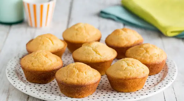 Morbidi muffin allo yogurt dorati, pronti per essere gustati.