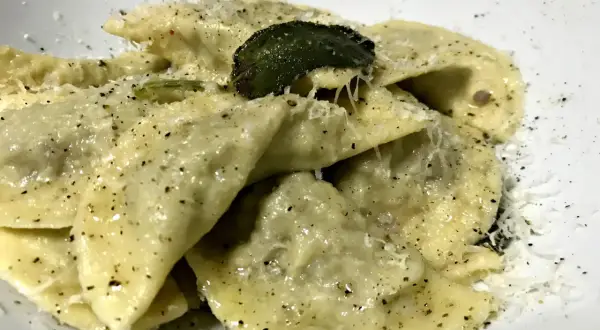 Casoncelli alla bergamasca conditi con burro, salvia e abbondante parmigiano. Un piatto che sa di casa.