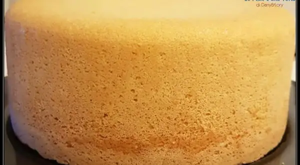 Un soffice pan di spagna dorato, pronto per essere farcito e decorato.