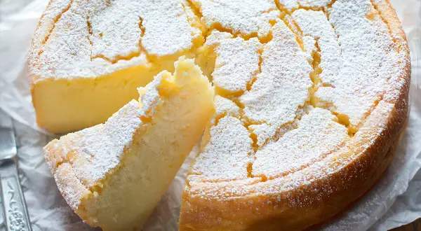 Migliaccio napoletano ricetta della nonna: soffice torta di semolino cosparsa di zucchero a velo, un dolce che sa di casa.