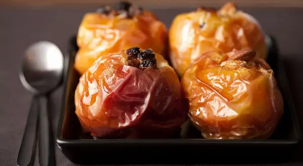 Mele cotte in friggitrice ad aria, caramellate e ripiene di uvetta e mandorle. Un dolce semplice e goloso.