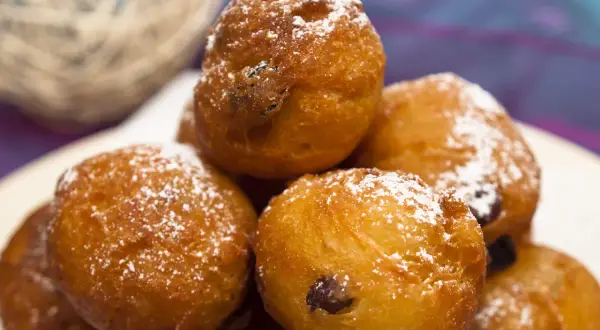 Frittelle di una volta, dorate e soffici, cosparse di zucchero a velo. Un dolce che sa di casa e di ricordi felici.