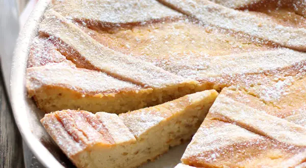 Pastiera napoletana con la sua croccante pasta frolla, cosparsa di zucchero a velo.