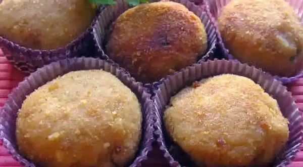 Deliziose polpette di tonno dorate, pronte per essere gustate.