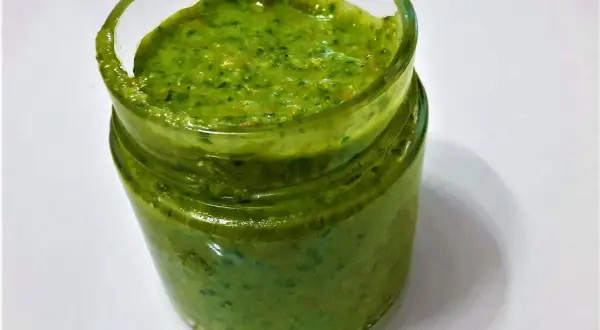 Un vasetto di pesto fatto in casa con il Bimby, pronto per condire la pasta.